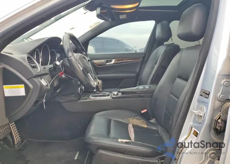 2014 Mercedes-Benz C 250 z USA, uszkodzony, nr VIN WDDGF4HB4EG245351